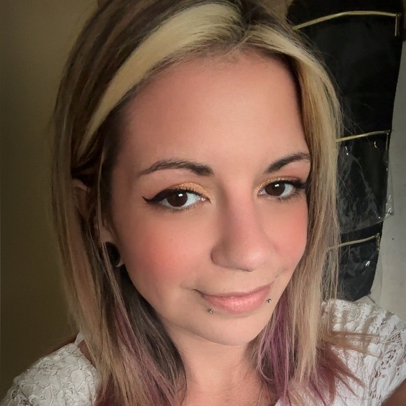 Meet your Posher, Amanda - Picture 2 of 4